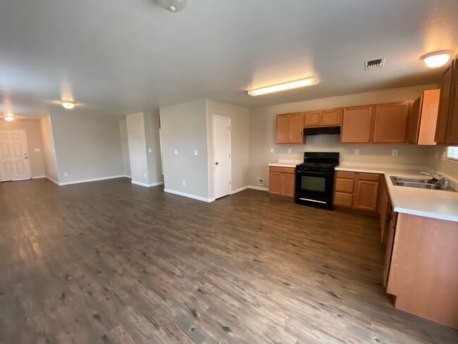 Building Photo - Lovely SW Visalia home in a great school d...