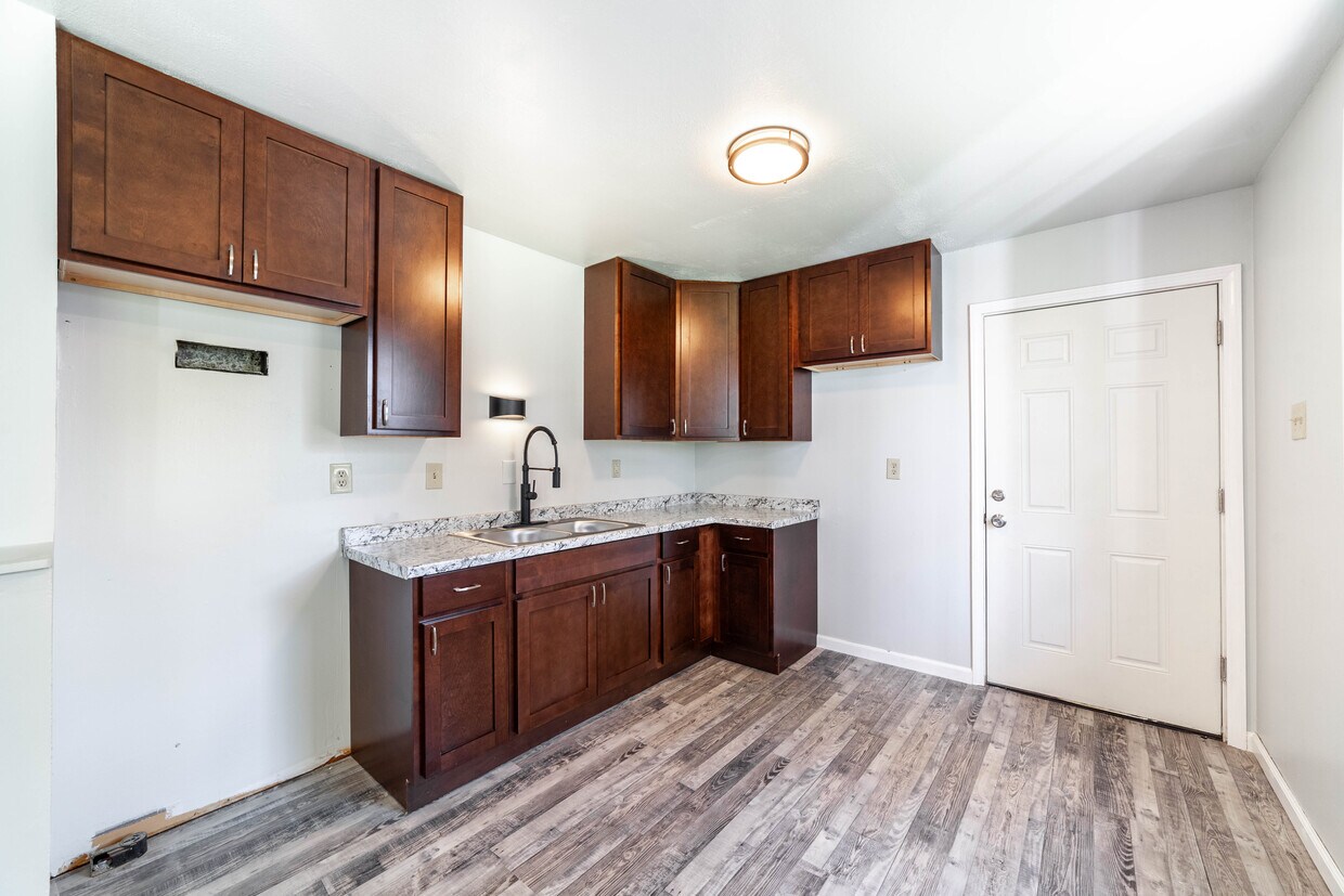 Primary Photo - 2501 E Oakbrook Dr