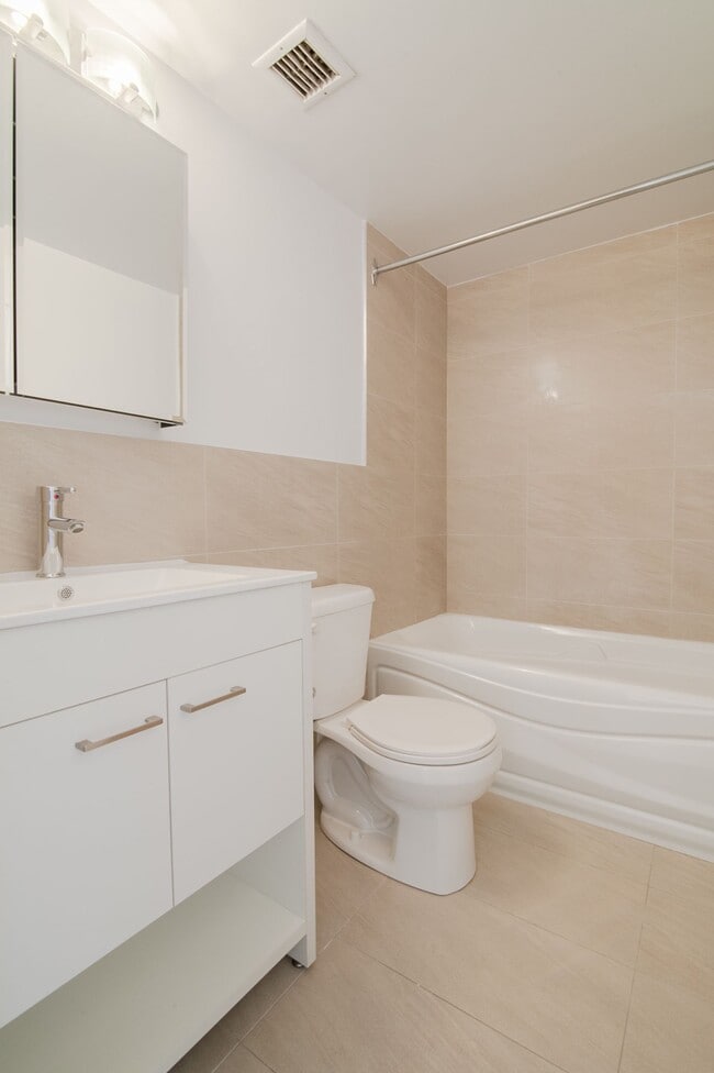 Building Photo - 4555 Av. Bonavista
