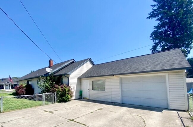 Building Photo - 1502 E Front Ave
