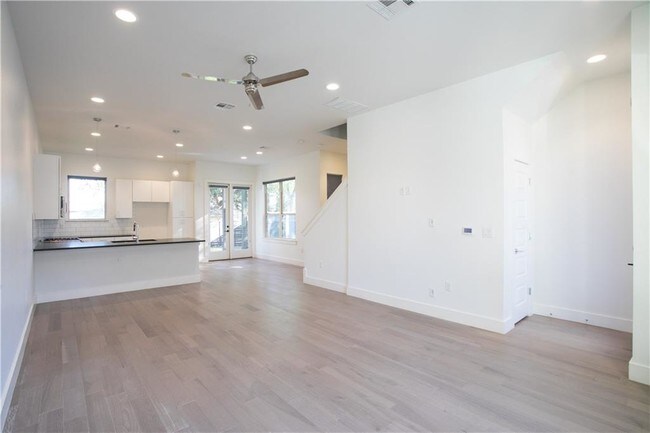 Building Photo - 2310 Westoak Dr