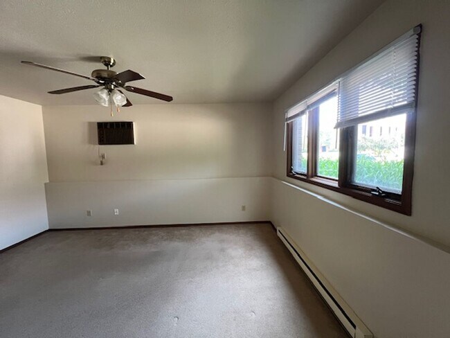 Foto del edificio - 6006 Boxwood Dr