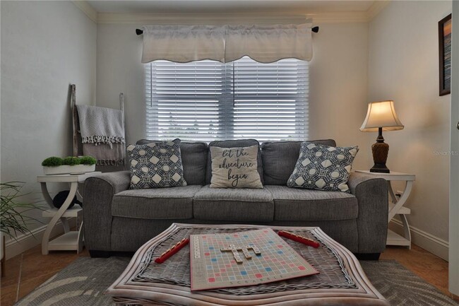 Building Photo - 813 6th Ave