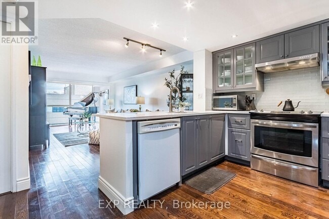 Building Photo - 705 King St W