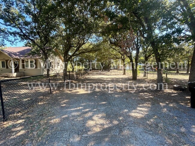 Building Photo - 10693 S Fm 148