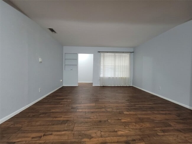 Photo - 738 Hawthorne Ln House