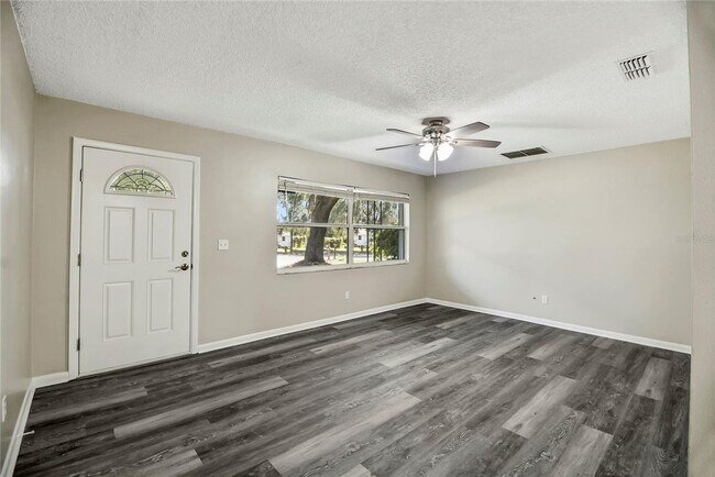 Building Photo - Beautiful 3/2 Ready Now