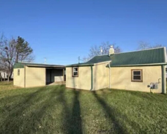 Foto del edificio - 2 bedroom/1 bath w/carport