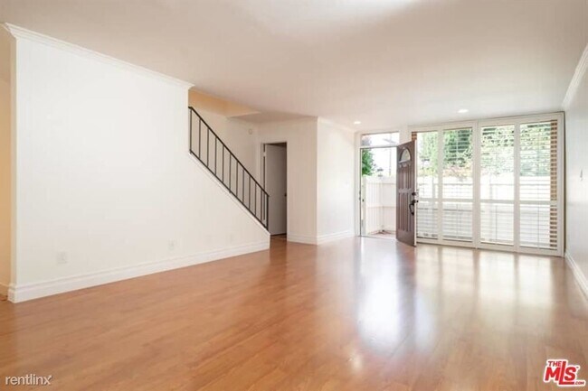 Foto del edificio - 5215 Sepulveda Blvd