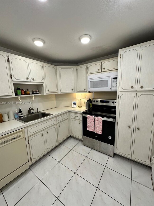 Building Photo - 300 Bayview Dr