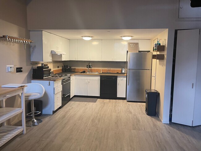Kitchen - 2409 N Surrey Ct
