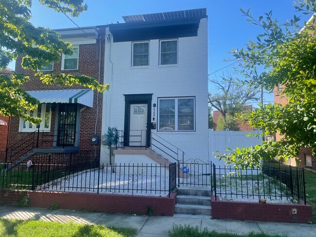 Front entrance - 4208 Fort DuPont Ter SE