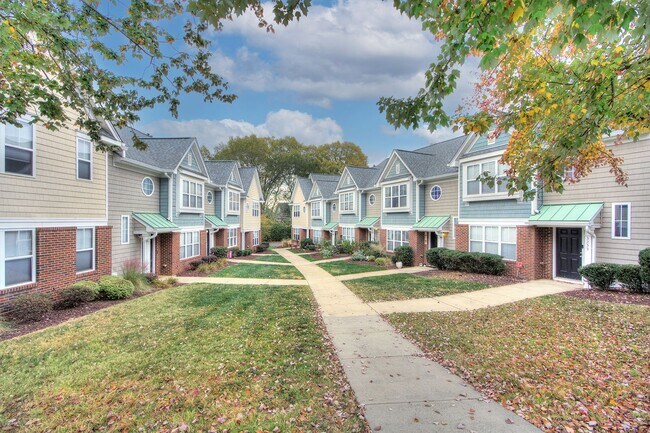 Building Photo - Experience urban living in this stylish to...