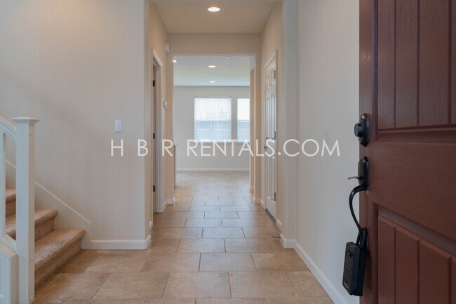Foto del edificio - South Tracy 4-Bed Home with First-Floor Bedroom
