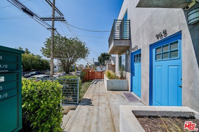Building Photo - 965 S Lorena St