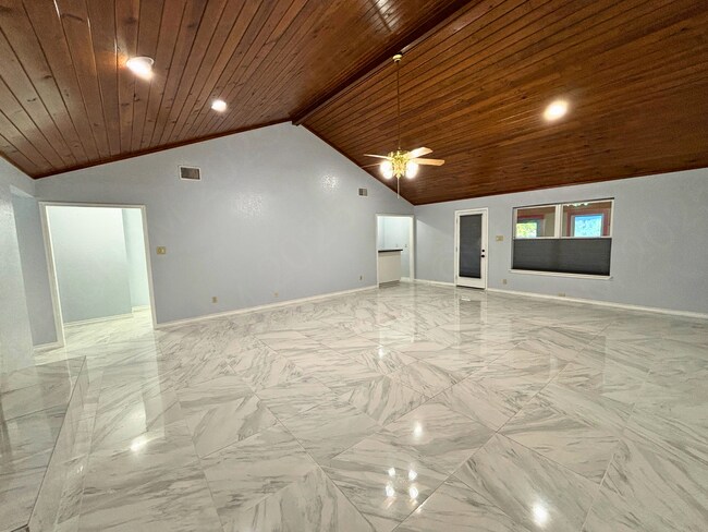 Foto del edificio - 6318 Firestone Pkwy