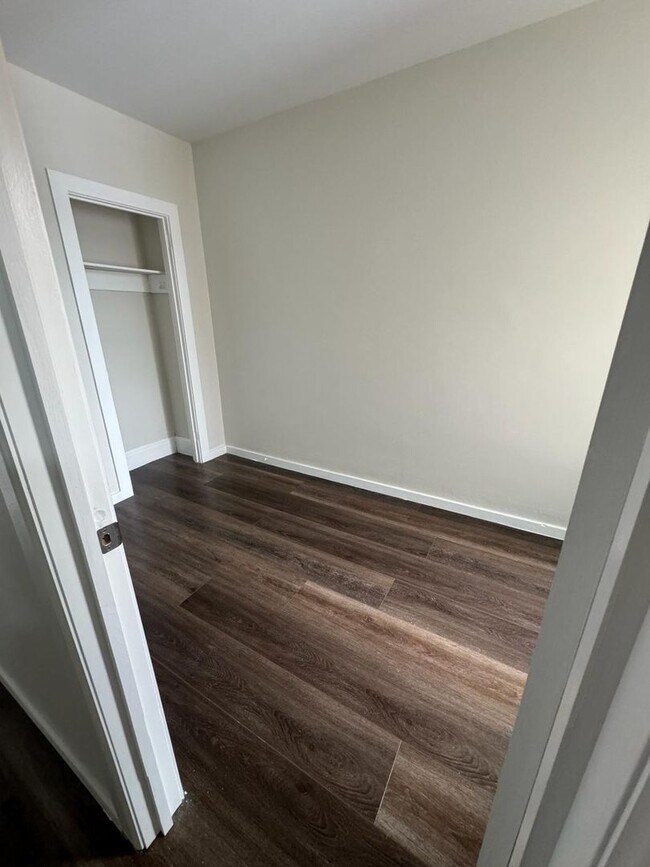 Foto del edificio - 4 bedroom 1 bath house with off street parking