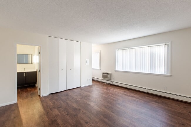 Interior Photo - 242 West Franklin Ave