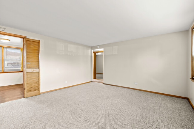 Building Photo - 6556 N Northwest Hwy