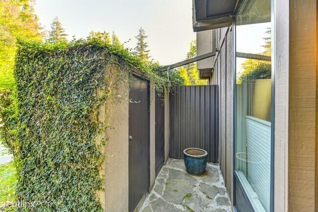 Building Photo - 2 br, 1.5 bath Condo - 2224 Woodside Ln