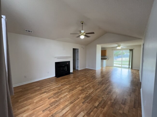 Foto del edificio - Spacious 3 Bedroom Home-122 Horse Shoe Bend