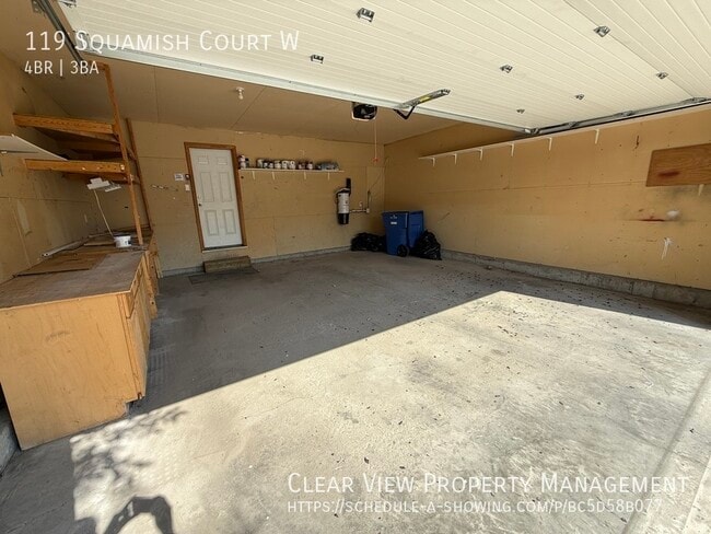 Photo du bâtiment - ?? Spacious 4-Bedroom Bi-Level Fully Fence...