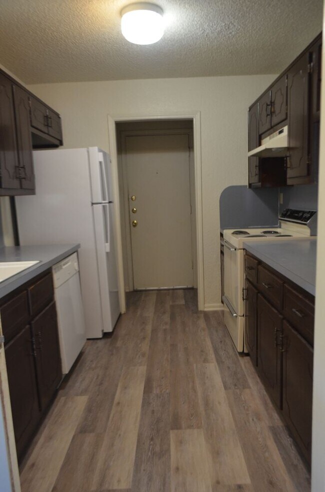 Building Photo - 104 Spur Dr