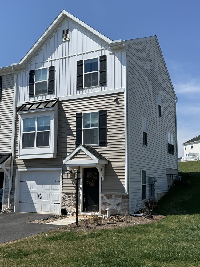 Building Photo - 211 Magnolia Ln