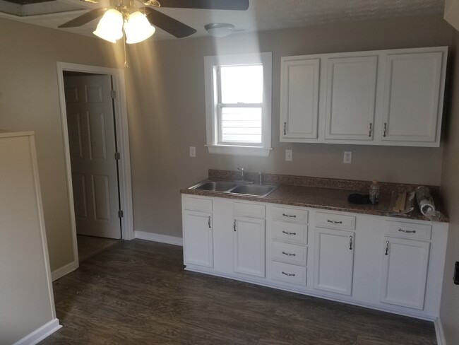 Building Photo - 3 bedroom, 1 Bath $800 No Pets Call (304) ...