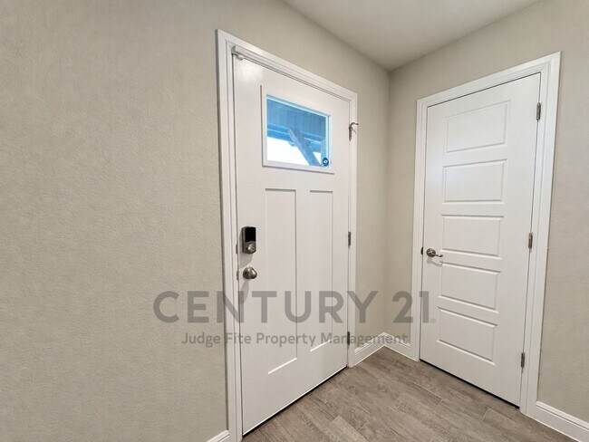 Building Photo - 606 Capstone Cir