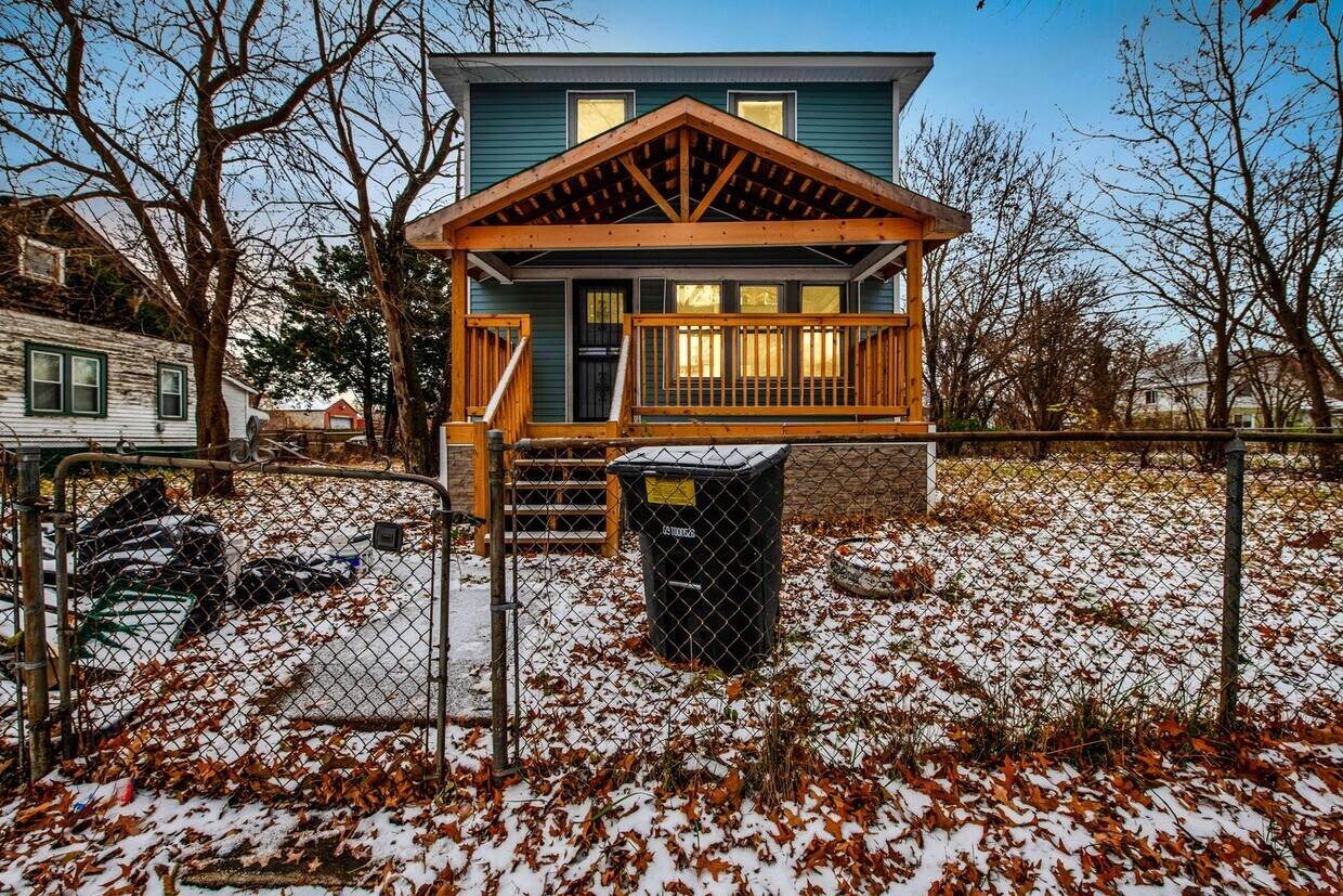 Primary Photo - Freshly renovated 3 Bedroom - 1 Bathroom -...