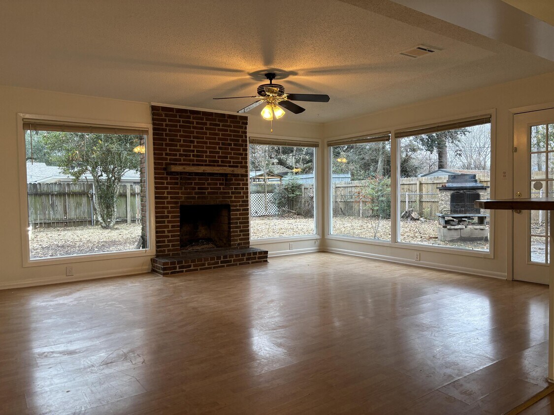 Primary Photo - 2119 Edgewood Dr