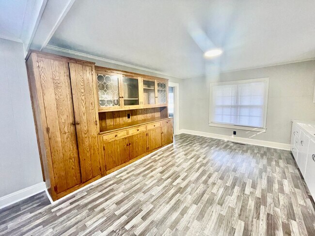 Building Photo - Welcome to this charming 2-bedroom, 1-bath...