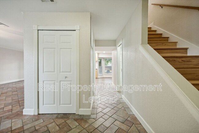 Foto del edificio - 2701 Harmon Dr