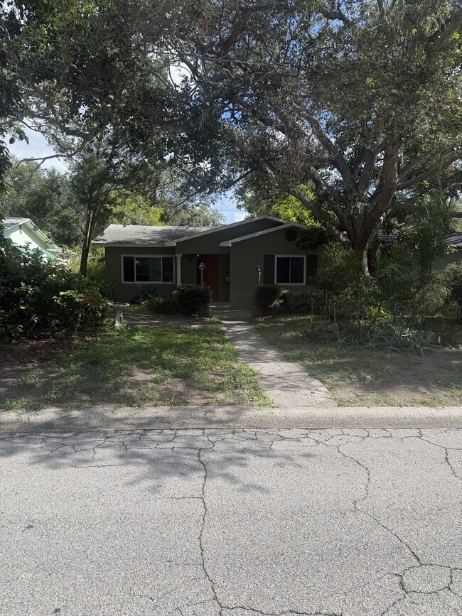 Building Photo - 215 24th Ave N