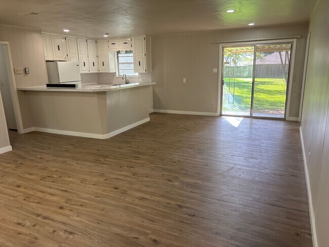 Foto del edificio - Freshly Updated & Ready For You!