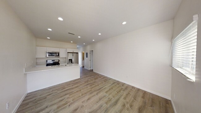 Building Photo - 4BD/2BA, Balcony Views!!