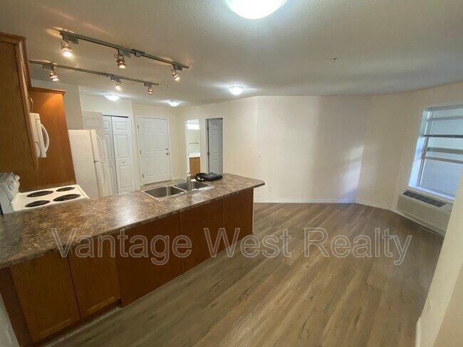 Photo du bâtiment - 203-598 Sutherland Ave
