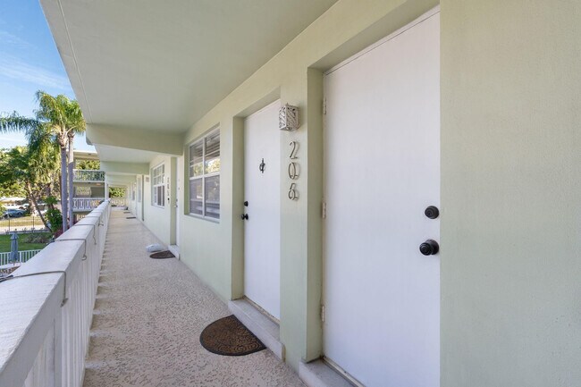 Foto del edificio - 1900 NE 8th Ct