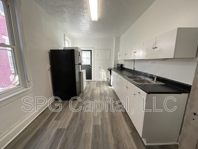 Building Photo - 360 S Pershing Ave