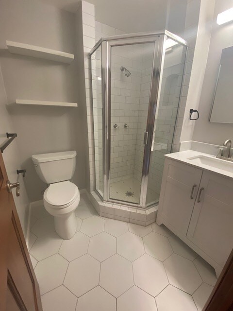 baño moderno - 836 S Genesee Ave