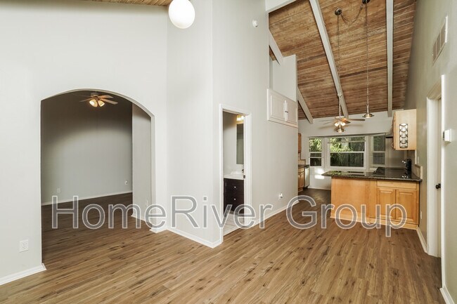 Foto del edificio - 5743 Eden Ln