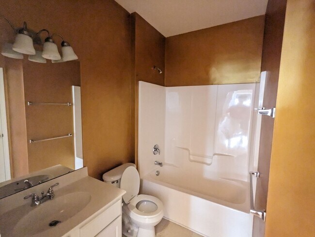 Foto del edificio - Spacious 5-Bedroom, 3-Bath Home with Excep...