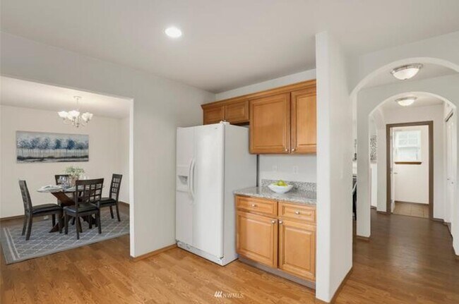 Building Photo - Stunning Oversized Home with Peek-a-Boo Olympic Views