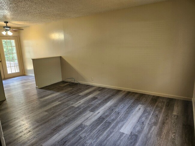 Foto del edificio - 2102 Watts Rd