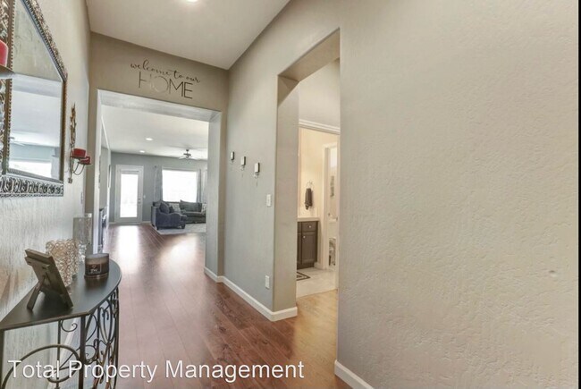 Foto del edificio - 4 br, 3 bath House - 2525 W Connelly Ave.