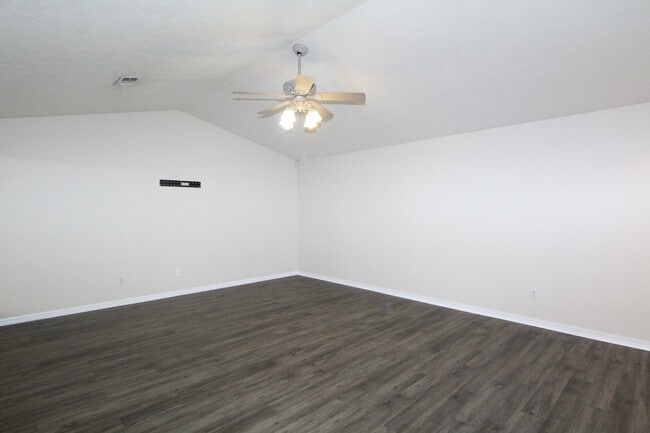 Foto del edificio - 3BR/2BA Gulf Breeze Brick Home in Oak Pointe with Vaulted Ceilings, Open Layout, Fenced Yard & La...