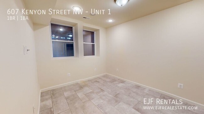 Foto del edificio - Columbia Heights One Bedroom W/Off Street ...