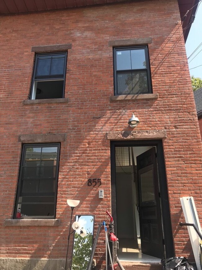 Two-Storey Historic Brick Townhouse in Eas... - Two-Storey Historic Brick Townhouse in Eas...