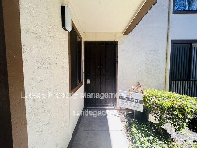 Foto del edificio - 2410 Starlight Ln